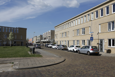 913979 Gezicht in de Cornelis Roobolstraat te Utrecht, vanaf de Blois van Treslongstraat.